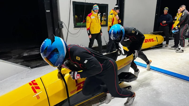 Francesco Friedrich (vorne) und Anschieber Alexander Sch&uuml;ller starten ihren Zweierbob auf der neu erbauten Olympia-Strecke im Eugenio Monti Sliding Centre. (Handout) - &copy; Jasmin Isken/BSD/dpa