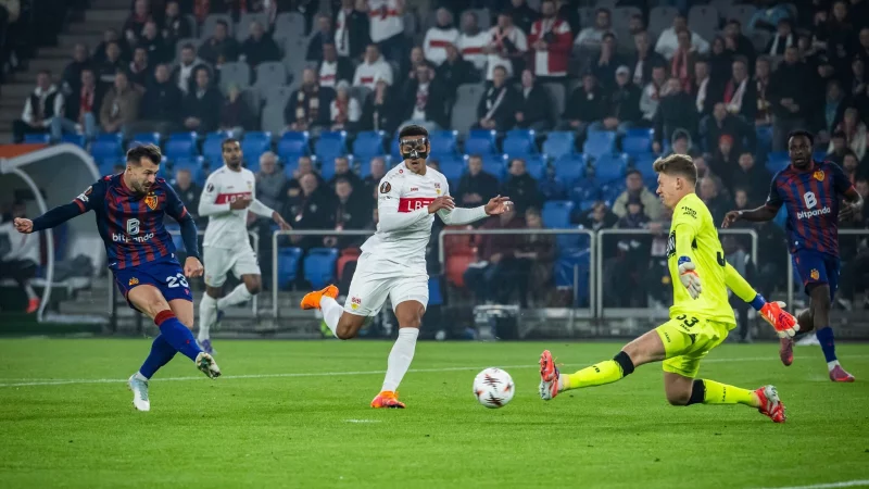 Die fr&uuml;he F&uuml;hrung f&uuml;r Basel: Albian Ajeti (l.) trifft durch die Beine von Alexander N&uuml;bel. - &copy; Andreas Becker/KEYSTONE/dpa
