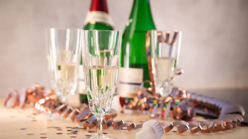 Prost! Sekt genie&szlig;t man am besten sofort &ndash; denn die Flasche l&auml;sst sich nur schwer wieder verschlie&szlig;en, oder? - &copy; Christin Klose/dpa-tmn