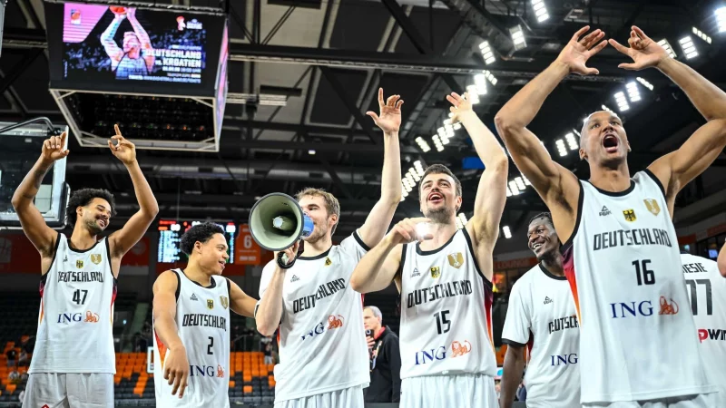 Feier vor dem Fanblock: Deutschland ist stark in die Quali gestartet. - © Harry Langer/dpa