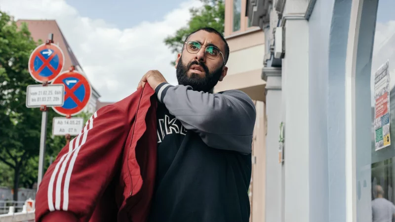 Burak hilft als Streetworker in Berlin Jugendlichen. - &copy; Jens Gyarmaty/ZDF/dpa