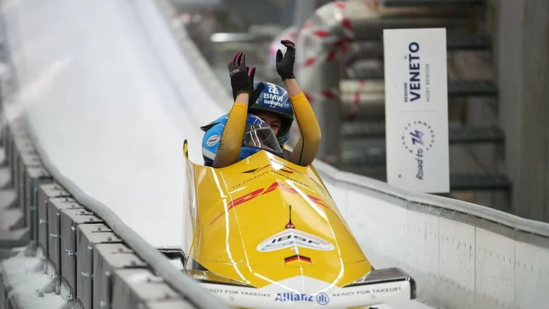 Die Peking-Olympiasiegerinnen Laura Nolte und Deborah Levi kamen im Zweierbob auf der neuen Olympia-Bahn in Cortina bestens zurecht und gewinnen. - &copy; Andrew Medichini/AP/dpa