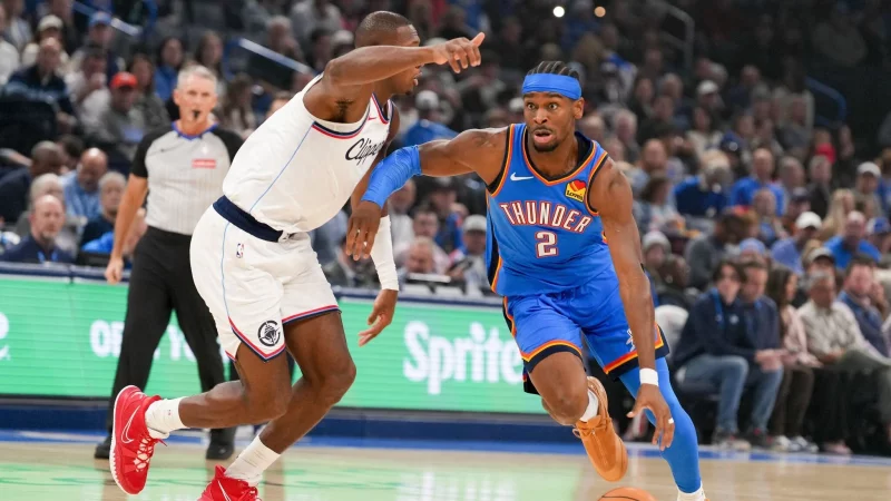 Shai Gilgeous-Alexander (rechts) konnte sich im letzten Viertel ausruhen. - &copy; Kyle Phillips/AP/dpa