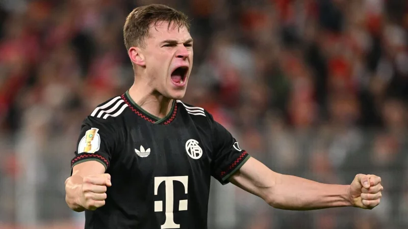 Kimmich und die Bayern bejubelten den gewonnenen Pokalfight. - © Soeren Stache/dpa