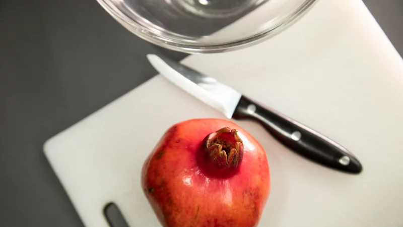 Wie l&auml;sst sich ein Granatapfel einfach und sauber entkernen? - &copy; Christin Klose/dpa-tmn