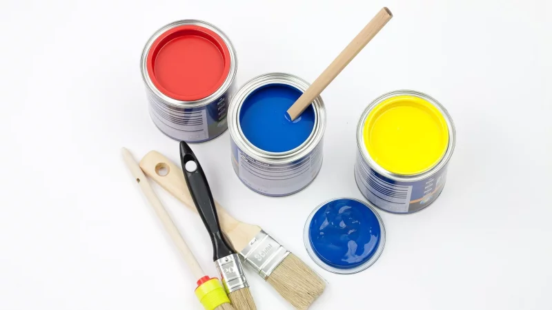 Kosteng&uuml;nstige Alternative zur Fliesensanierung: Spezielle Fliesenlacke erm&ouml;glichen es, alte Fliesen zu &uuml;berstreichen und sparen dabei Zeit, Aufwand und Kosten. - &copy; Kai Remmers/dpa-tmn