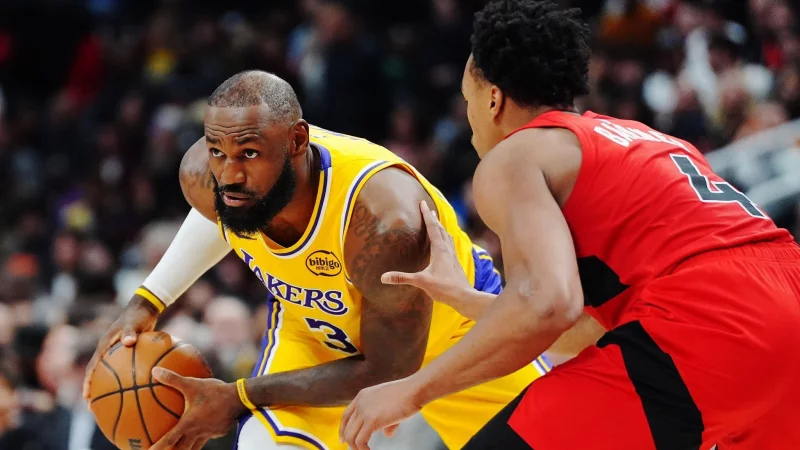 LeBron James (links) spielte den entscheidenden Pass - und ließ seine Superserie damit reißen. - © Frank Gunn/The Canadian Press/dpa