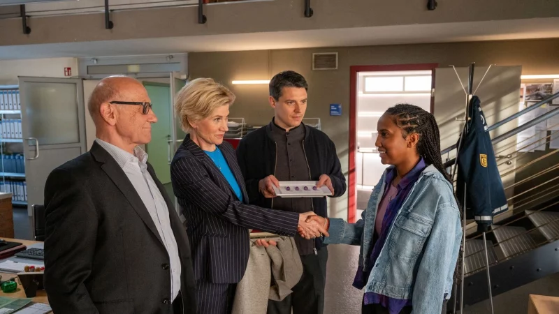 Kriminalkommissarin Toni Kidane (Iman Tekle, rechts) wird von den TV-Ermittlern der ZDF-Serie «SOKO Stuttgart» begrüßt. - © Markus Fenchel/Bavaria Fiction/dpa