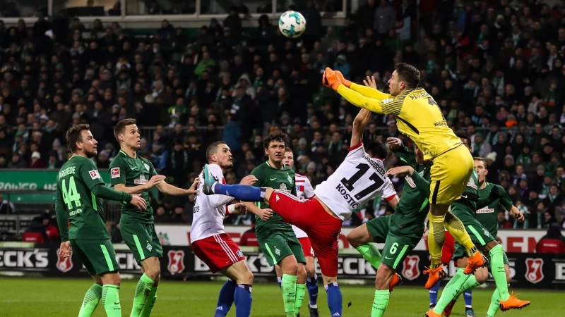 Das letztmalige Nord-Derby in der Bundesliga im Jahr 2018. - © Christian Charisius/dpa
