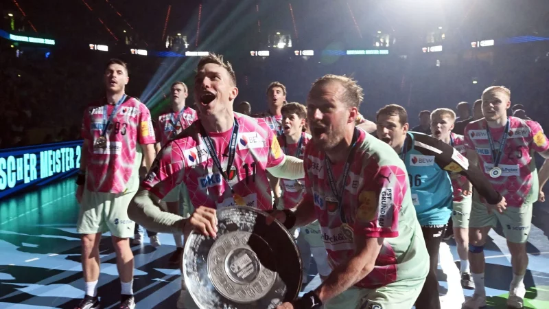 Den F&uuml;chsen Berlin wurde die Meisterschale gestohlen. (Archivfoto) - &copy; Uli Deck/dpa