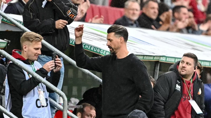 Augsburgs neuer Coach Sandro Wagner fiel kürzlich mit einer Bla-Bla-Geste Richtung Zuschauer auf. - © Harry Langer/dpa