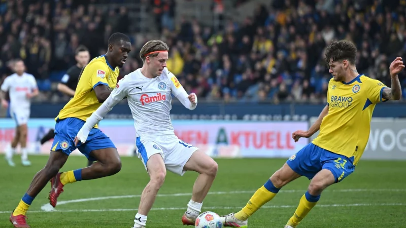 Braunschweig und Kiel trennten sich in einem wilden Spiel 1:1. - © Swen Pförtner/dpa