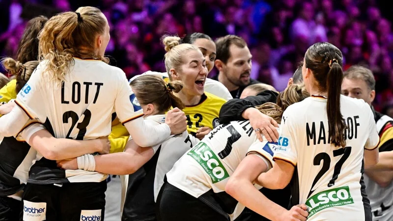 Die deutschen Handballerinen spielen am Sonntag um WM-Gold. - © Federico Gambarini/dpa