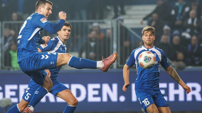 Mateusz Zukowski (l) trifft artistisch zum 1:0. - © Andreas Gora/dpa