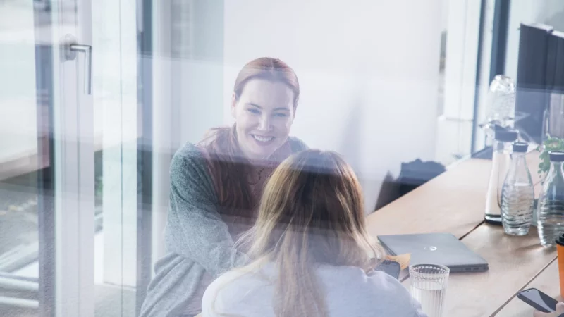 Bei kleineren Ver&auml;nderungen im Arbeitsalltag kann es helfen, Kolleginnen oder Kollegen einzubeziehen. - &copy; Christin Klose/dpa-tmn