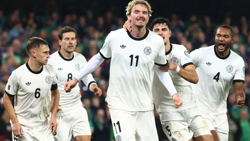 Mit der Schulter zu seinem ersten Länderspiel-Tor: Nick Woltemade. - © Peter Morrison/AP/dpa