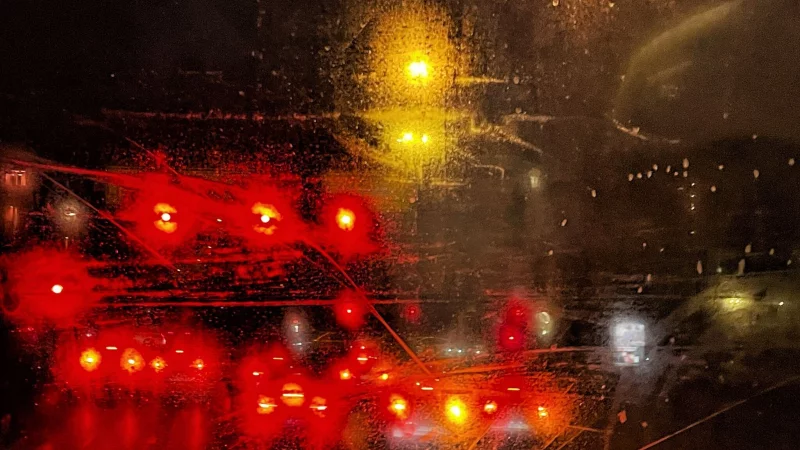 Beschlagene Autoscheiben entstehen häufig durch feuchte Luft im Innenraum: Heizung und Klimaanlage helfen, die Feuchtigkeit zu reduzieren. - © Zacharie Scheurer/dpa-tmn