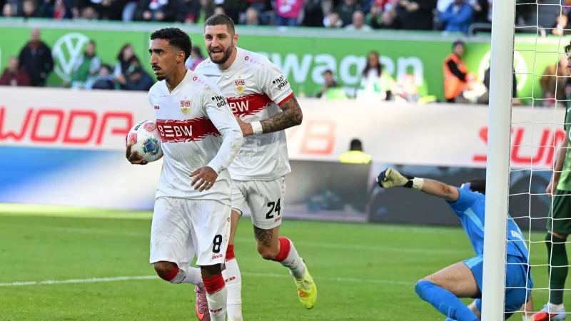 Kein Jubel nach dem Tor aus Respekt vor seinem Ex-Club: Stuttgarts Tiago Tomas (l) nach dem 1:0 gegen den VfL Wolfsburg - © Swen Pförtner/dpa