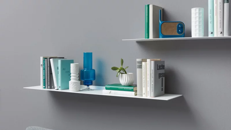 Wer wenig Bücher hat, kann schwebende Lösungen wählen - hier etwa ein Bücherregal von Müller Möbelwerkstätten. - © Müller Möbelwerkstätten/VDM/dpa-tmn