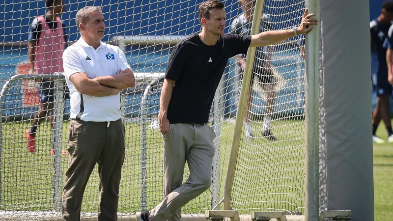 Die HSV-Macher arbeiten weiter zusammen: Sportdirektor Claus Costa (r) und Sportvorstand Stefan Kuntz. - &copy; Christian Charisius/dpa