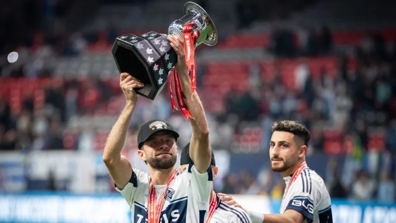 Thomas M&uuml;ller (l) gewann mit den Vancouver Whitecaps die kanadische Meisterschaft. - &copy; ETHAN CAIRNS/The Canadian Press/AP/dpa