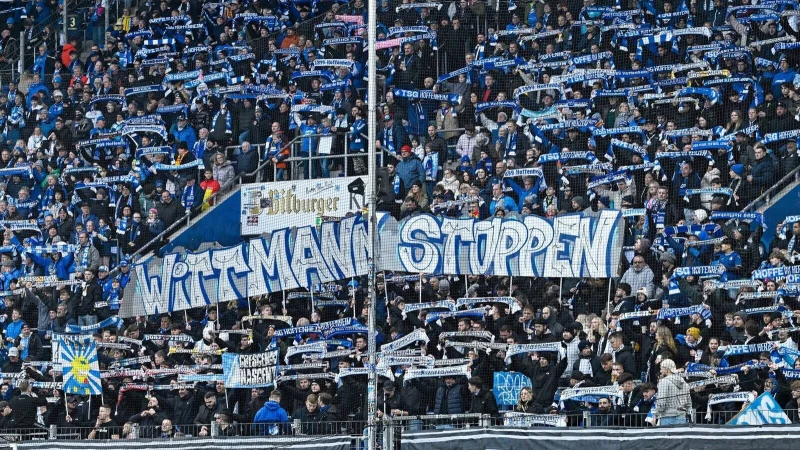 Hoffenheimer Fans protestierten beim Spiel gegen Leipzig gegen Spielerberater Roger Wittmann. - &copy; Uwe Anspach/dpa