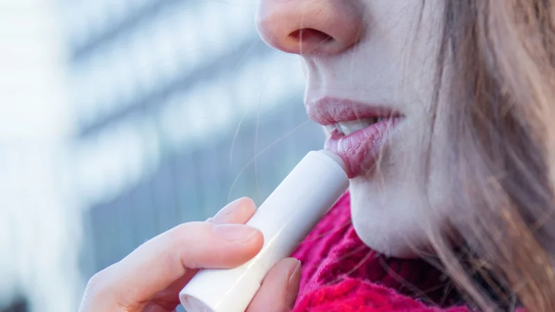 In 17 von insgesamt 18 getesteten Lippenpflegestiften fand die Zeitschrift &laquo;&Ouml;ko-Test&raquo; den Farbstoff Titandioxid. - &copy; Christin Klose/dpa-tmn