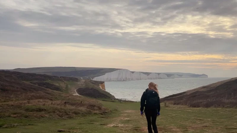 Die &laquo;Seven Sisters&raquo; im Blick: 21 Kilometer z&auml;hlt die Wanderung von Seaford nach Eastbourne - es geht immer entlang der Steilk&uuml;ste. - &copy; Nathalie Helene Rippich/dpa-tmn