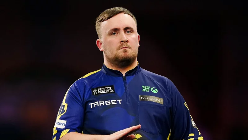 Luke Littler verpasste eine Turnier-Anmeldung wegen einer Vollsperrung nach einem Unfall. (Archivbild) - &copy; Zac Goodwin/PA Wire/dpa