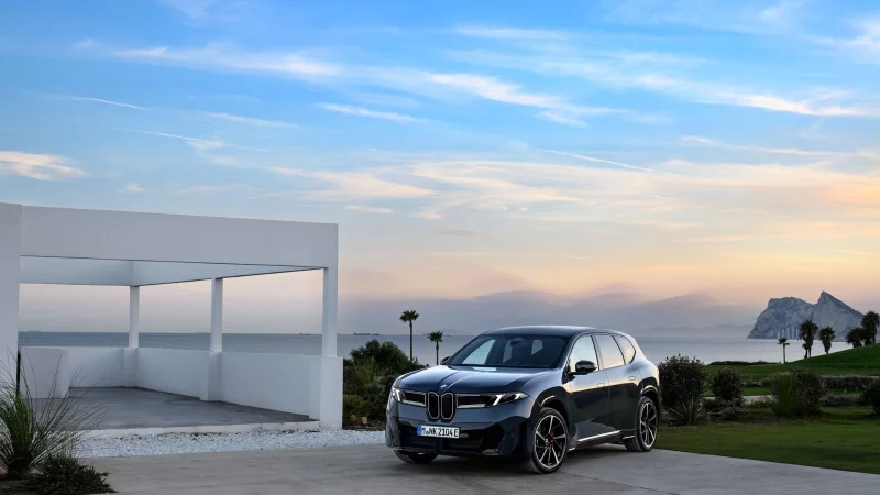 Der BMW iX3 50 xDrive beschleunigt in 4,9 Sekunden aus dem Stand auf Tempo 100 und erreicht bis zu 210 km/h Spitze. - © Uwe Fischer/BMW AG/dpa-tmn