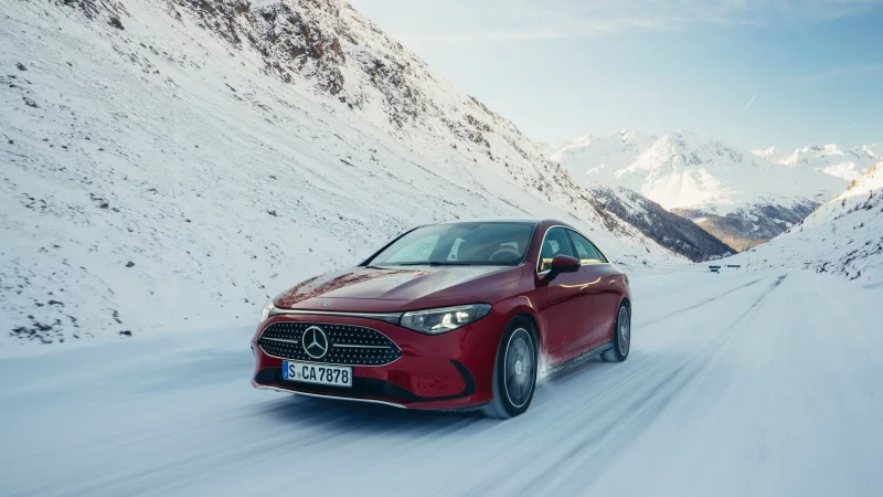 Frisch wie Neuschnee: Der Mercedes CLA ist künftig auch als Hybrid erhältlich und kombiniert seine E-Maschine mit einem Benzinmotor. - © Mercedes-Benz AG/dpa-tmn