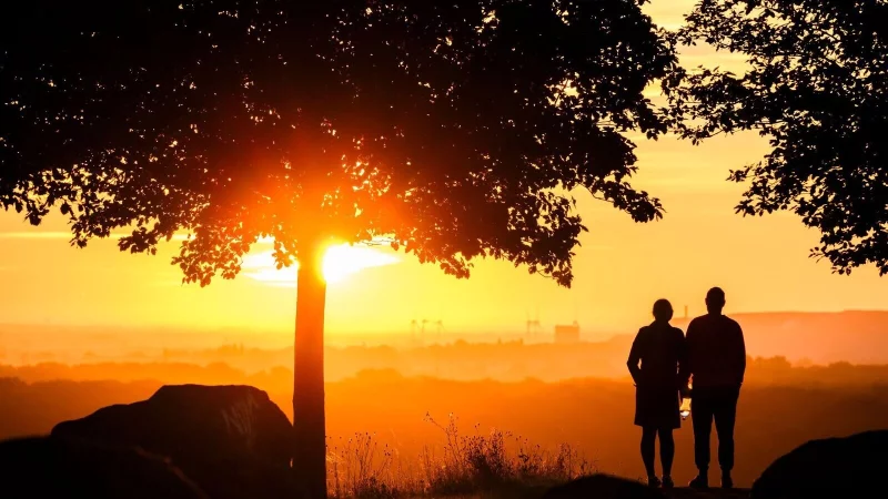 Bei der quälenden Frage, ob man sich nach dem Verlust neu verlieben darf, kann es helfen, sich vorzustellen, was der oder die Verstorbene dazu sagen würde. - © Julian Stratenschulte/dpa/dpa-tmn