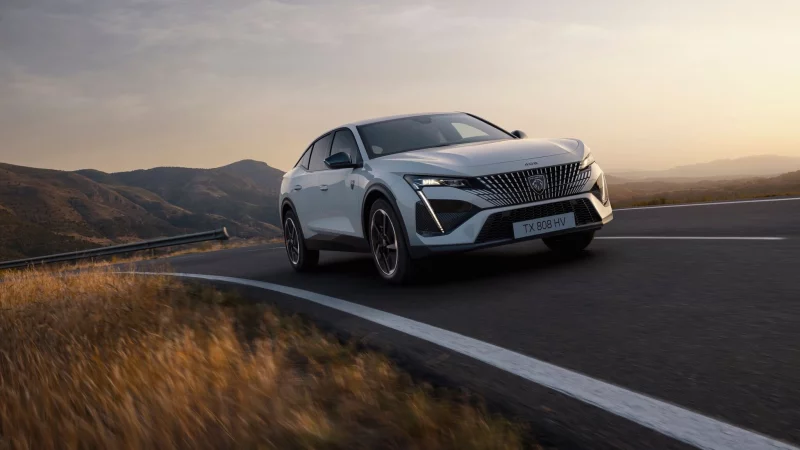 Komplett unter Strom: Mit dem E-408 bietet Peugeot neben seinen Hybrid-Modellen nun auch eine vollelektrische Variante des Fünftürers an. - © Cédric Viollet/Continental Productions/Peugeot/dpa-tmn