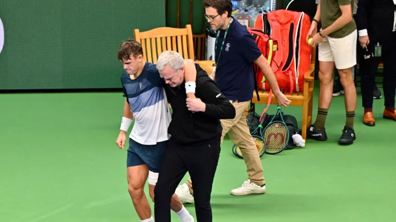 Tennisprofi Holger Rune konnte den Platz nach seiner Verletzung nur mit fremder Hilfe verlassen. - © Anders Wiklund/TT News Agency/AP/dpa