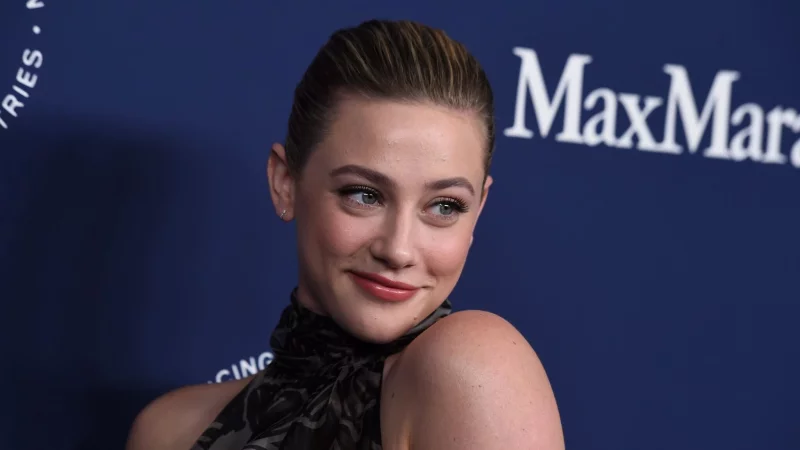 Lili Reinhart gibt auf Instagram Klinikfotos preis. (Archivbild) - © Jordan Strauss/Invision/AP/dpa