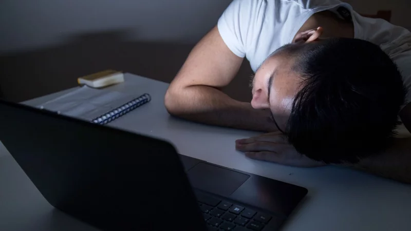 Hustle Culture beschreibt einen Lebensstil mit st&auml;ndiger Erreichbarkeit, langen Arbeitszeiten und dem &Uuml;bergehen der eigenen Bed&uuml;rfnisse. - &copy; Christin Klose/dpa-tmn