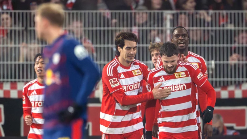 Unions Oliver Burke (r) bejubelt mit seinen Mitspielern sein Tor zum 1:0. - © Soeren Stache/dpa