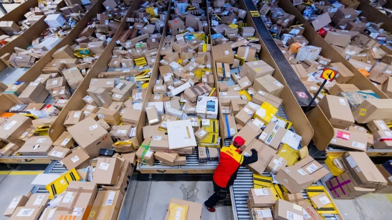 Besser ohne Schnüre oder Schleifchen: An Weihnachten werden wieder massenweise Pakete versendet - und die sollen rechtzeitig ankommen. - © Rolf Vennenbernd/dpa/dpa-tmn