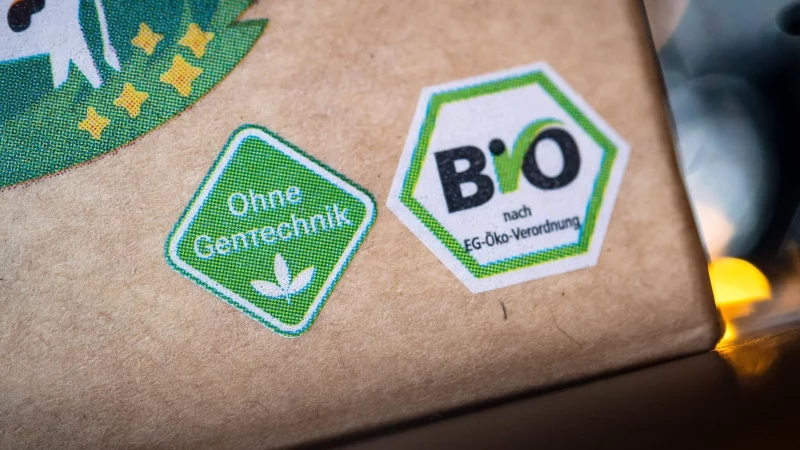 Das Siegel «Ohne Gentechnik»gibt es seit 2009; auch Bio-Lebensmittel müssen «ohne» sein. - © Sina Schuldt/dpa