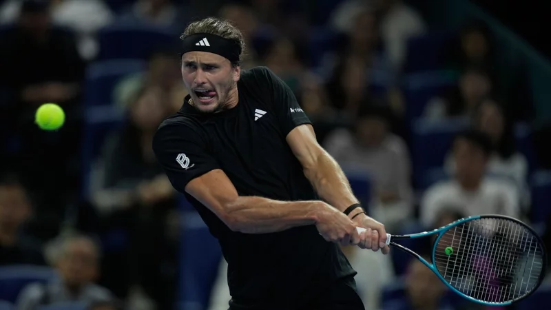 Alexander Zverev k&auml;mpft seit Wochen mit k&ouml;rperlichen Beschwerden. (Archivfoto) - &copy; Mahesh Kumar A./AP/dpa