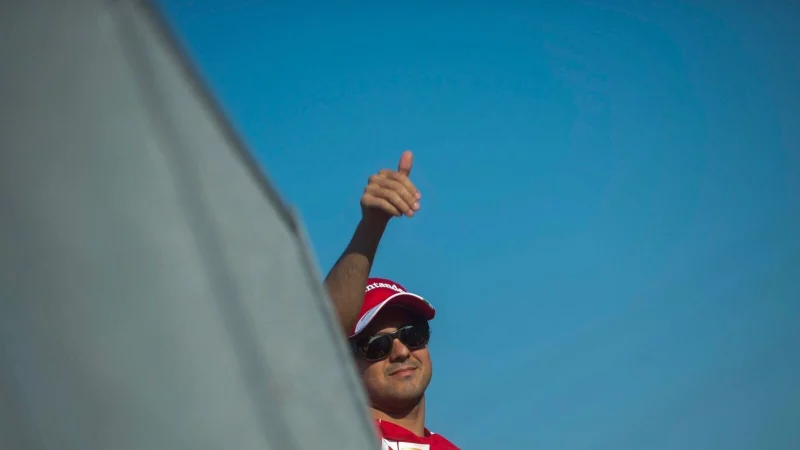 Daumen hoch f&uuml;r den Kampf um den WM-Titel von 2008: Felipe Massa. (Archivbild) - &copy; picture alliance / dpa