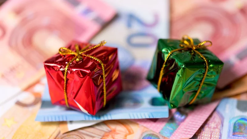 Weihnachtsgeld wird beim Bürgergeld als Einkommen angerechnet: Der Bonus mindert die staatliche Unterstützung im Auszahlungsmonat. - © Monika Skolimowska/dpa/dpa-tmn