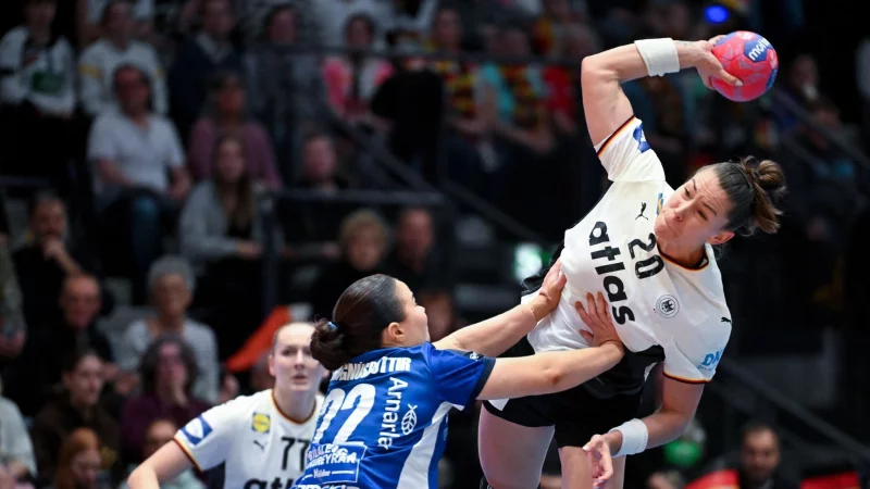 Der Einsatz von R&uuml;ckraum-Ass Emily Vogel gegen Serbien ist ungewiss. - &copy; Marijan Murat/dpa