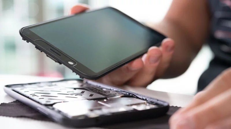 Sie wollen im Zweifel das Smartphone-Display selbst austauschen können? Dann sollten Sie auf die Zerlegungstiefe achten. - © Franziska Gabbert/dpa-tmn