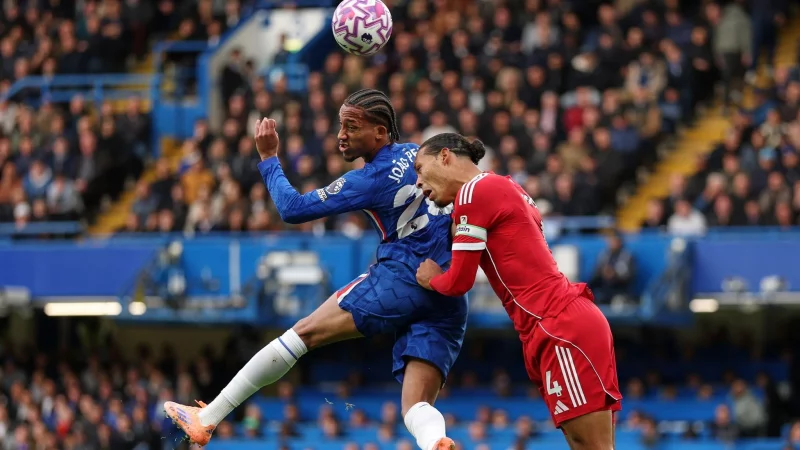 Chelseas Joao Pedro (l) gegen Liverpools Virgil van Dijk. - &copy; Ian Walton/AP/dpa