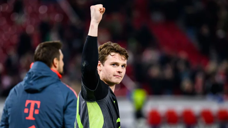 Überzeugte beim Münchner Sieg in Stuttgart: Torwart Jonas Urbig. - © Tom Weller/dpa