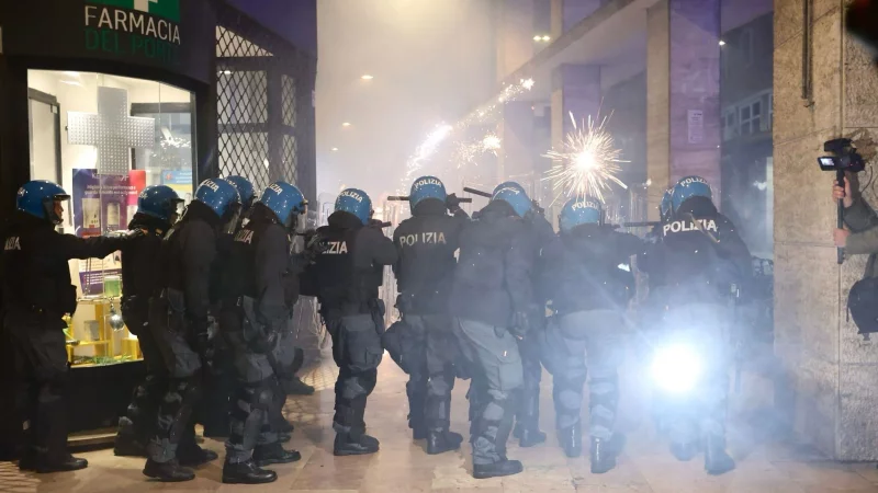 Die Polizei in Bologna war gegen Demonstranten im Einsatz. - &copy; Guido Calamosca/LaPresse/dpa