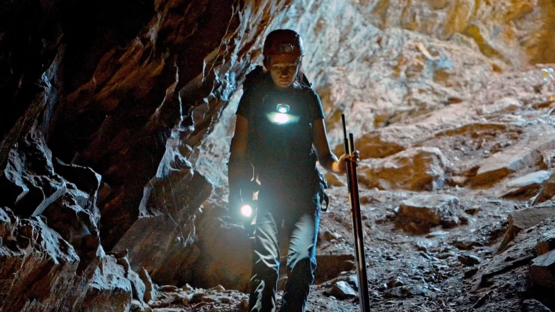 Fledermausforscherin Georgiana Marginean steigt in die geheimnisvollen Tiefen einer H&ouml;hle der Karpaten hinab. - &copy; Mineworks Film/Arte/dpa