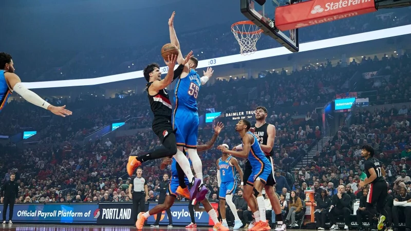 Hartenstein (rechts) und OKC wurden in Portland bis zur letzten Sekunde gefordert - und verloren erstmals. - &copy; Craig Mitchelldyer/AP/dpa