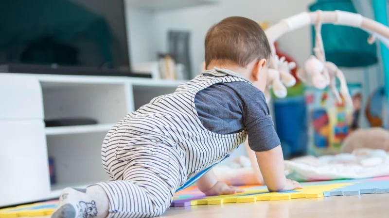 Krabbeln und entdecken: Häufiges Staubsaugen und feuchtes Wischen hilft, Babys vor im Hausstaub lauernden Schadstoffen zu schützen. - © Christin Klose/dpa-tmn